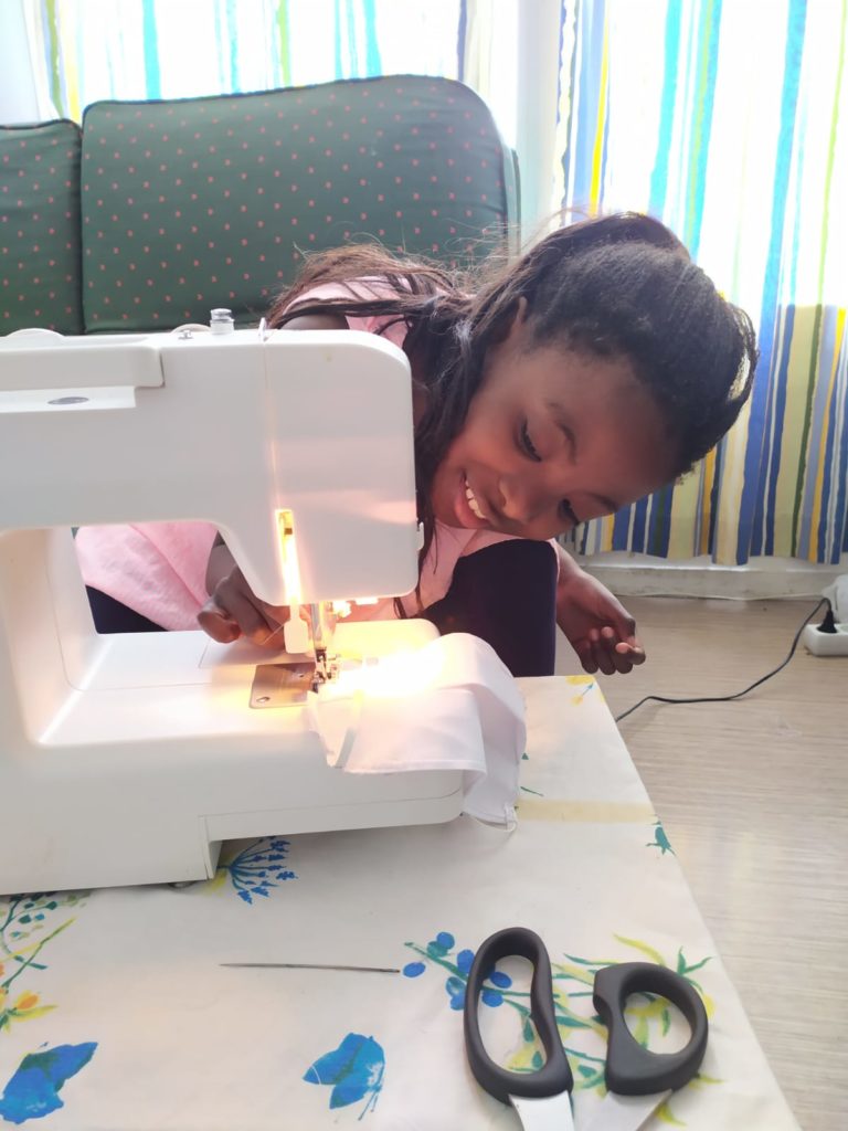 Confection de masques par une famille accompagnée par le Pôle Asile